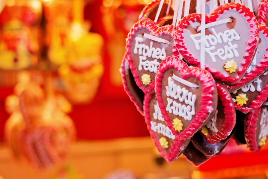 Lebkuchenherzen mit roter Verzierung und der Aufschrift 