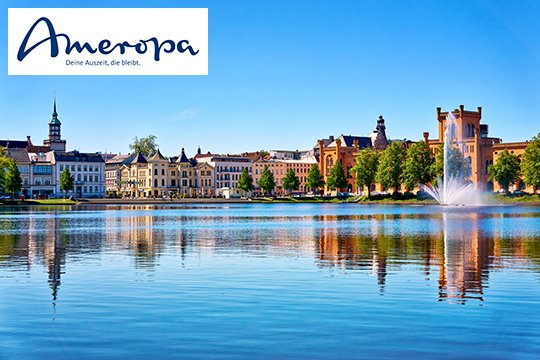 Blick auf eine Stadt an einem Fluss gelegen